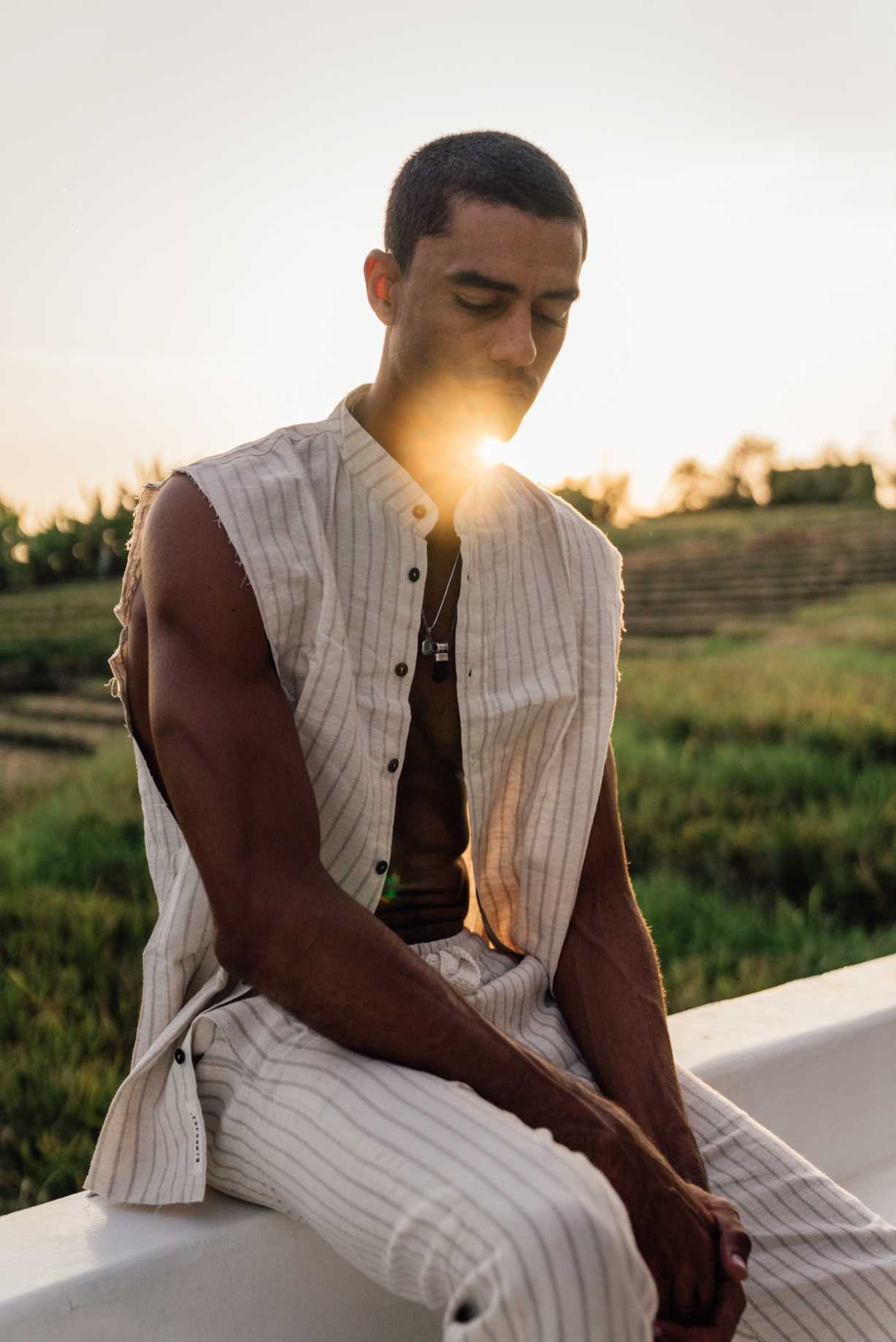 Guns Sleeveless Linen Shirt in Oak Stripe